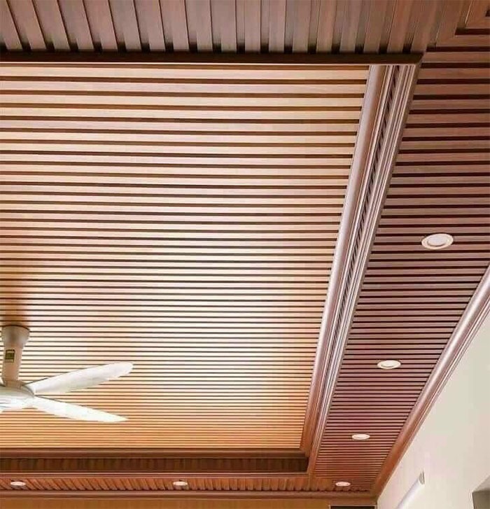 Trần gỗ với quạt trần và đèn chiếu sáng âm trần, thiết kế hiện đại và ấm cúng cho nội thất.