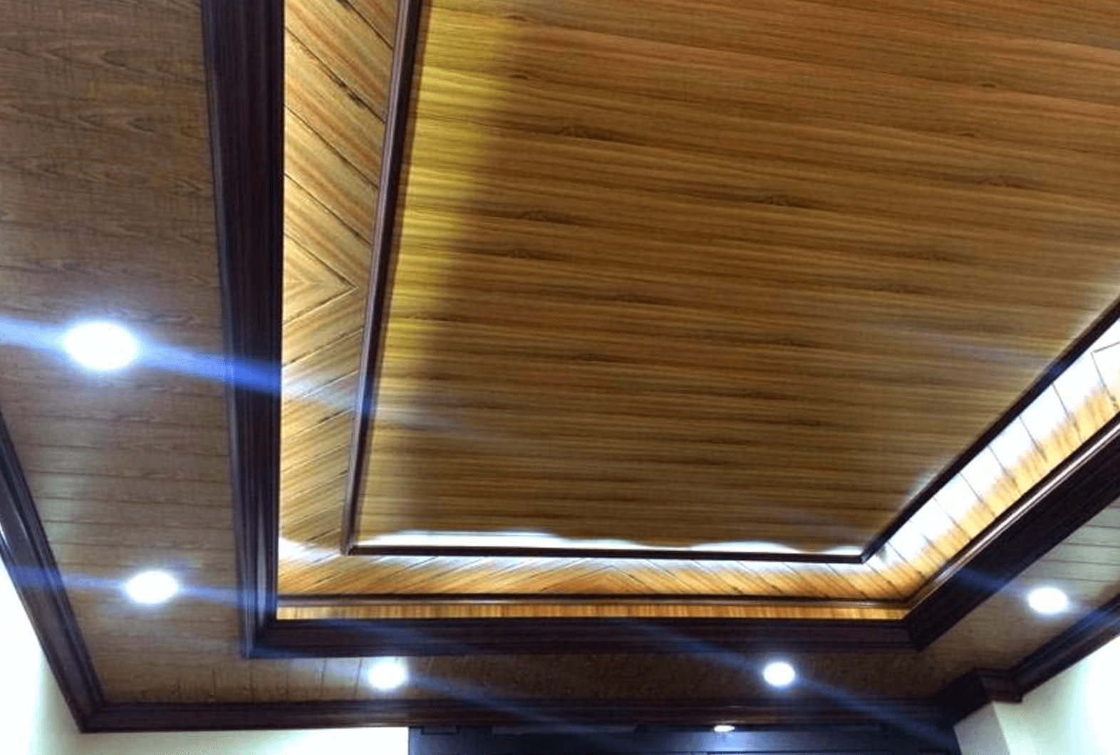 Trần nhà bằng gỗ với đèn LED âm trần, thiết kế hiện đại và ấm cúng.