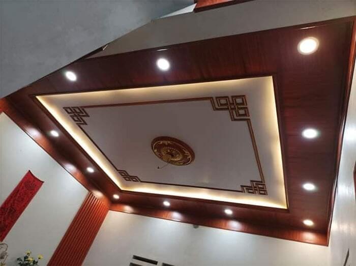 Trần nhà được trang trí đẹp với đèn LED âm trần, ánh sáng ấm áp và họa tiết cổ điển.