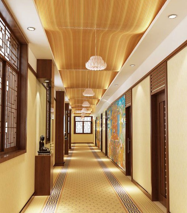 Hành lang sang trọng với trần và tường gỗ, đèn trang trí và cửa sổ ánh sáng tự nhiên.