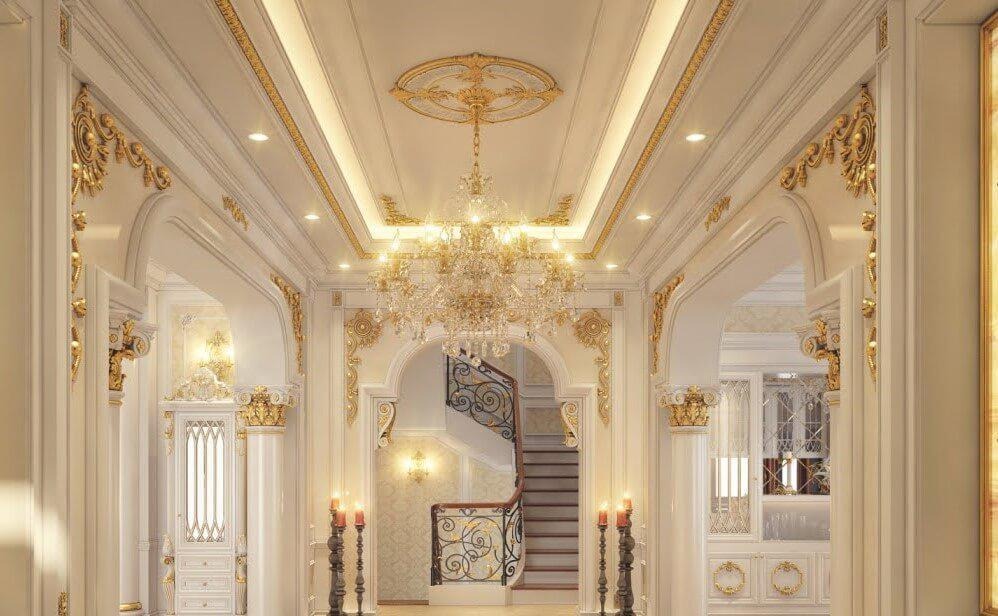 Nội thất hoàng gia sang trọng với đèn chùm pha lê và cầu thang xoắn ốc.