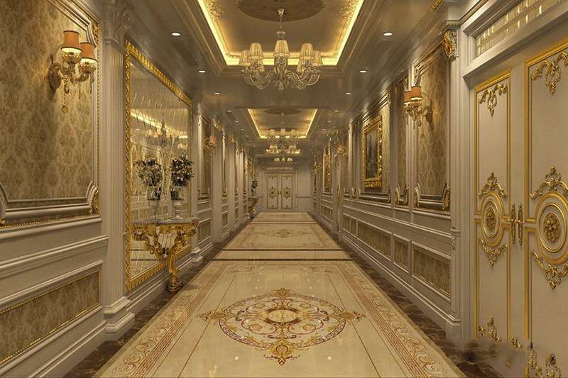 Hành lang lộng lẫy với nội thất cổ điển, đèn chùm và hoa văn trang trí mạ vàng sang trọng.