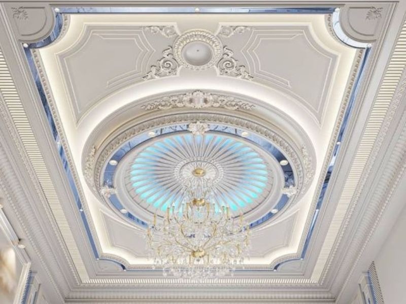 Trần nhà lộng lẫy với đèn chùm pha lê, thiết kế cổ điển và trang trí tinh xảo.