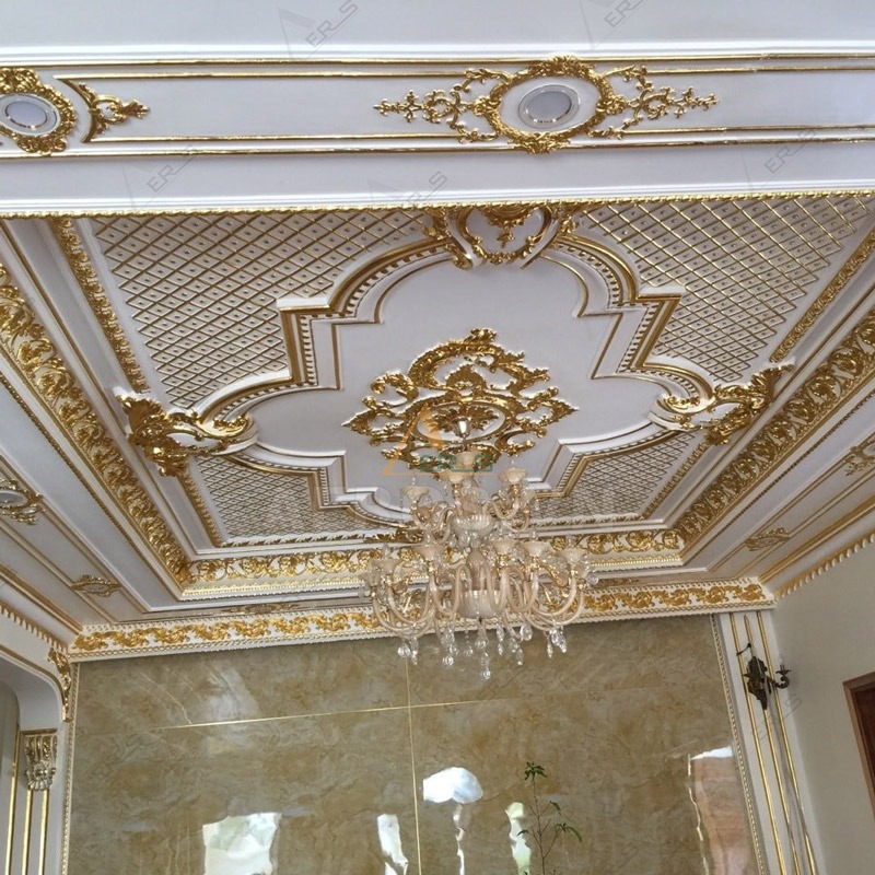 Trần nhà phong cách cổ điển châu Âu với họa tiết hoa văn mạ vàng và đèn chùm sang trọng lộng lẫy.