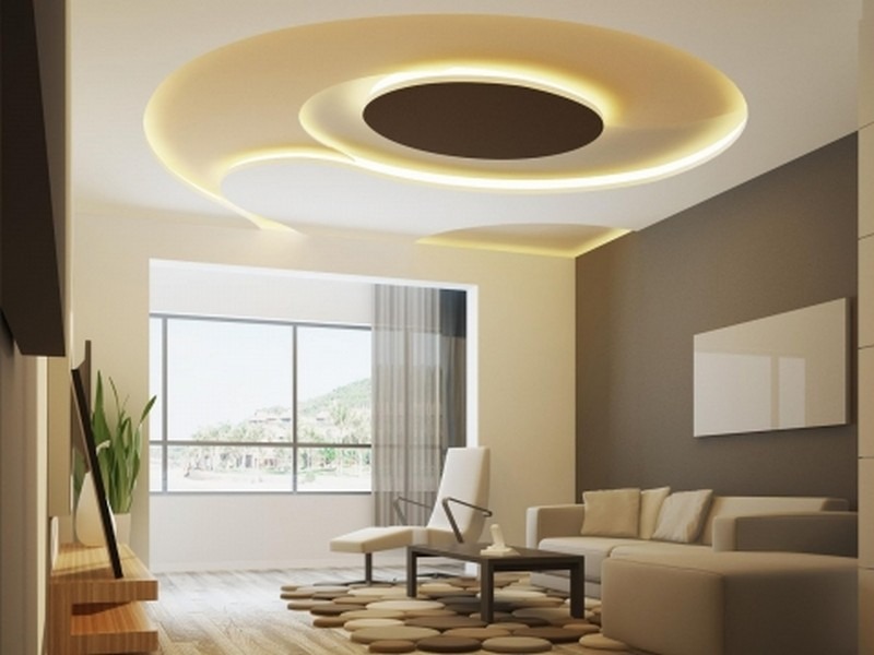 Phòng khách hiện đại với trần nhà uốn lượn và ánh sáng ấm áp, nội thất tối giản, cửa sổ lớn nhìn ra cảnh quan.