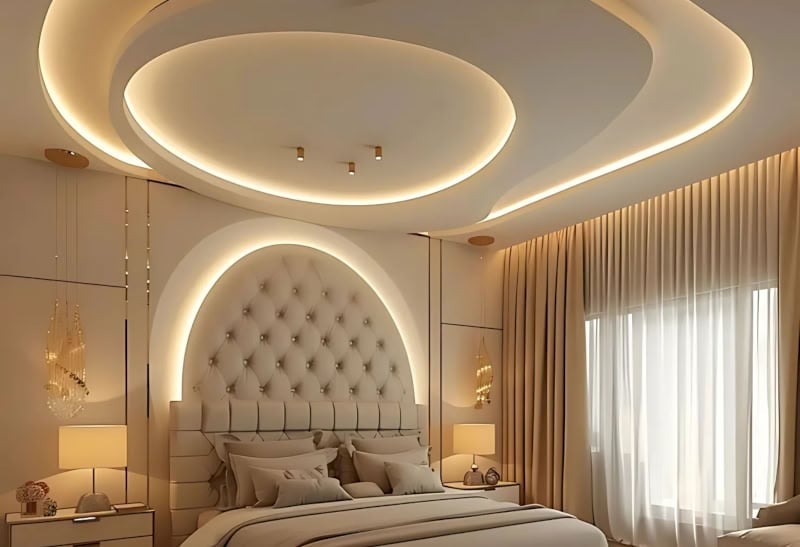 Phòng ngủ sang trọng với trần đèn LED và giường thiết kế hiện đại, tông màu ấm áp.