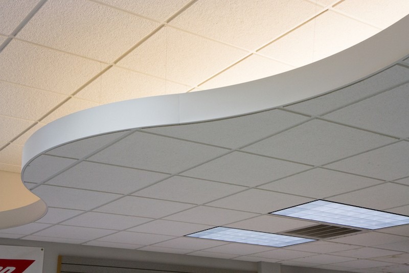 Trần nhà văn phòng với thiết kế hình học và hệ thống đèn chiếu sáng hiện đại.