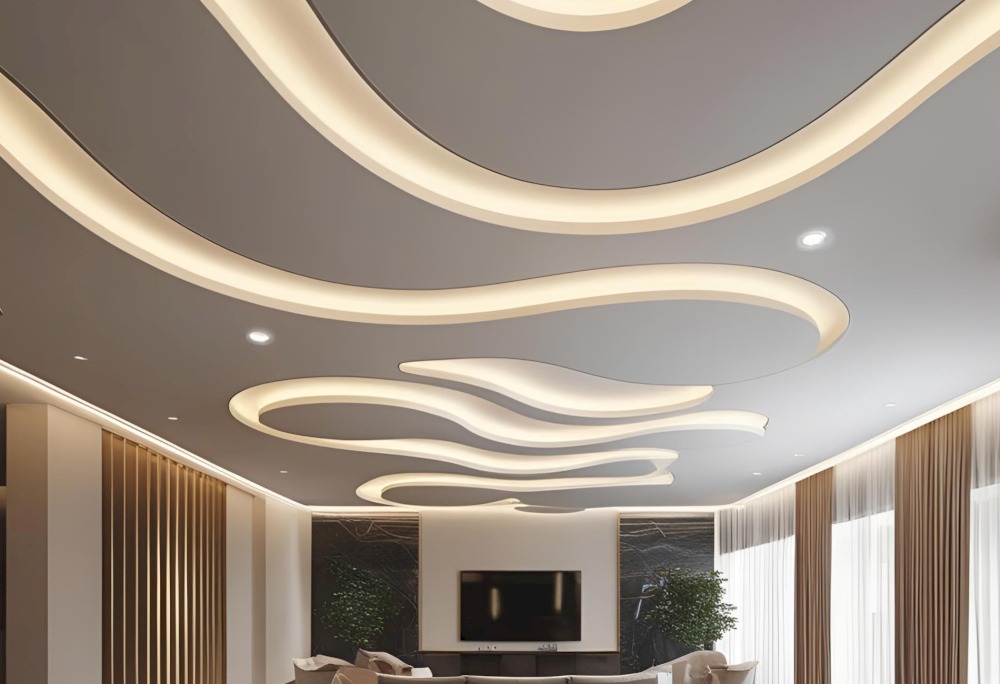 Trần nhà hiện đại với thiết kế đèn LED uốn lượn, nội thất sang trọng và cửa sổ lớn.