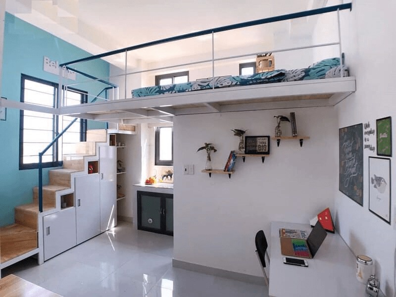 Phòng nhỏ gọn với giường tầng, bàn làm việc và kệ trang trí. Nội thất hiện đại, tối ưu hóa không gian.