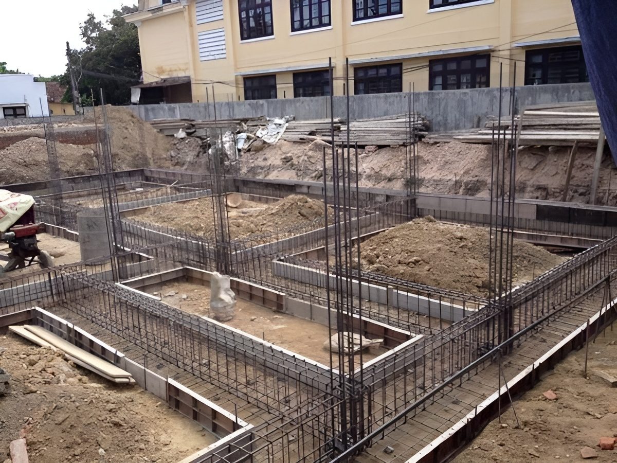 mong-bang-2-phuong-la-gi Công trường xây dựng với móng bê tông và cốt thép trong quá trình thi công tại khu đô thị mới.
