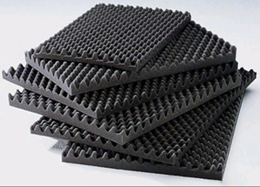 mut-tieu-am Tấm mút tiêu âm hình chóp, xếp chồng lên nhau, dùng trong cách âm phòng thu.