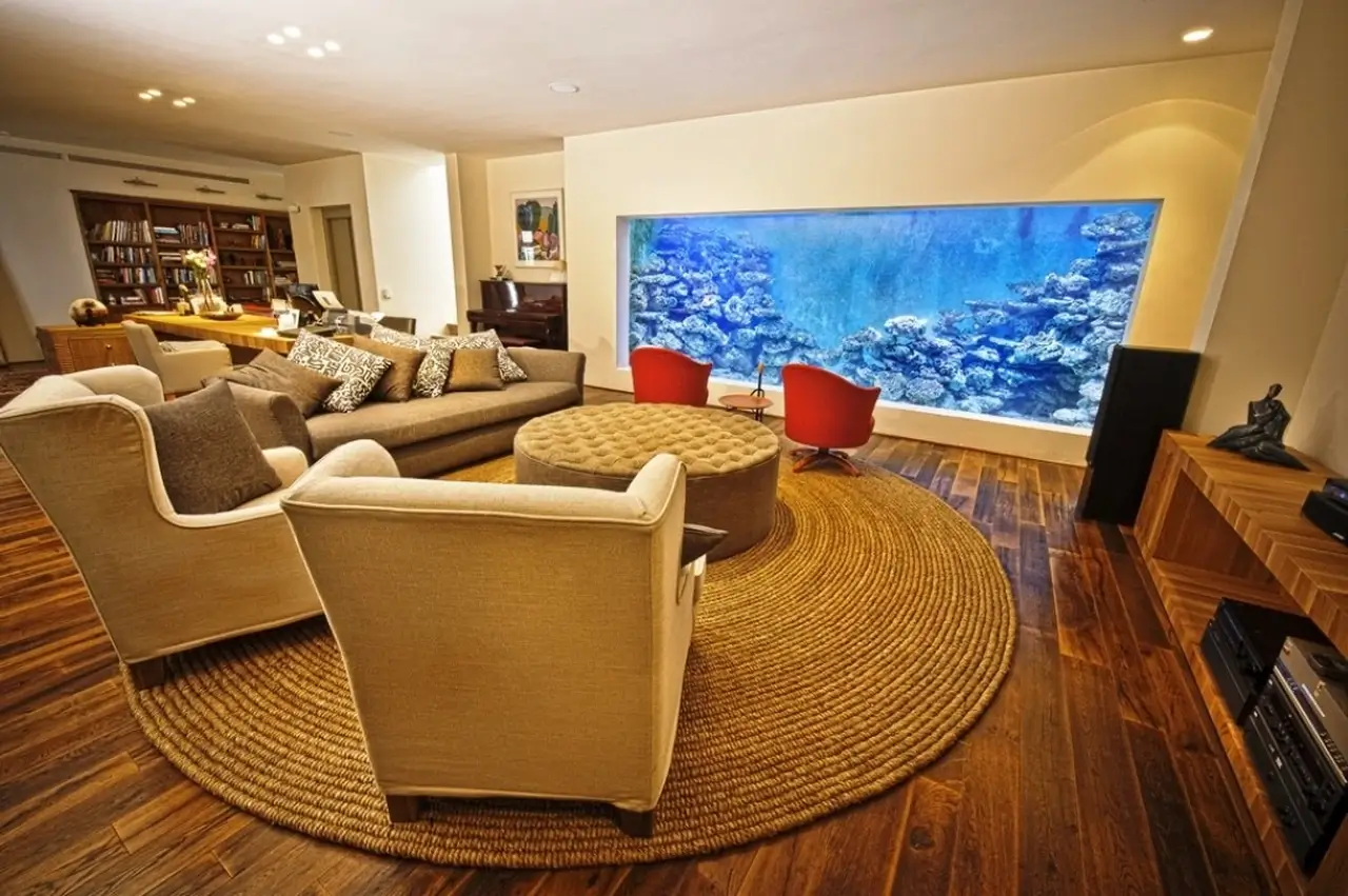 nam-doanh-nhan-xay-thuy-cung-tai-nha-docx-1612965052338