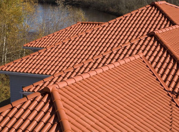 nang-mai-nha-can-xin-phep-o-dau Mái ngói đỏ với kiểu dáng truyền thống, gần sông và cây xanh, tạo nên phong cảnh hài hòa và thanh bình.