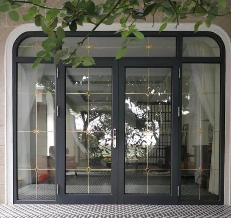 nbcafzxhsov3w7659d0i Cửa kính lớn với khung đen, thiết kế hoa văn tinh tế, nằm trong không gian nội thất hiện đại.