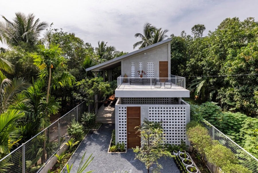 ngoi-nha-huong-bac-hop-voi-menh-nao Nhà hiện đại giữa cây xanh, mái nghiêng, nhiều cửa sổ, vườn rộng thoáng, phong cách truyền thống kết hợp hiện đại.