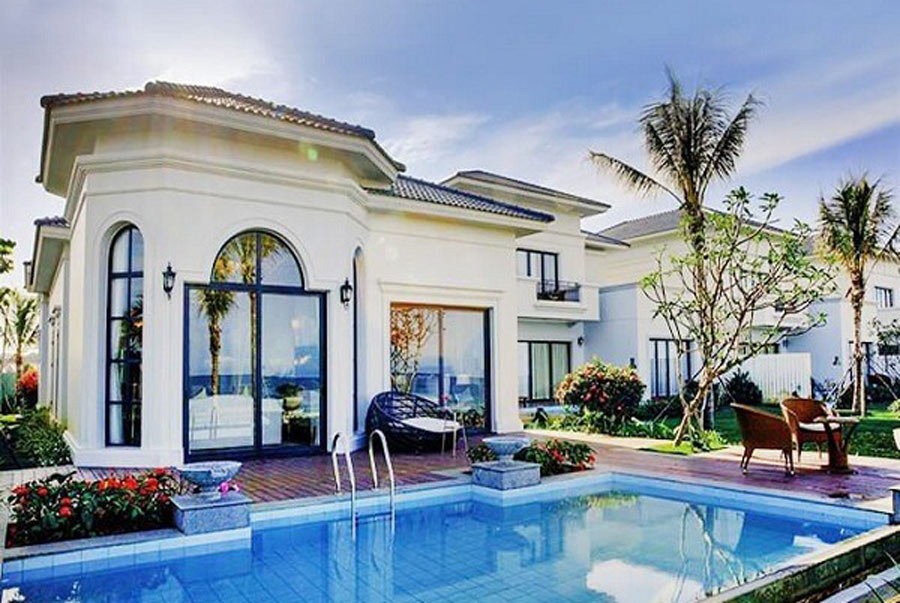 Biệt thự sang trọng bên hồ bơi xanh mát, bao quanh bởi vườn cây và cảnh thiên nhiên tươi đẹp.