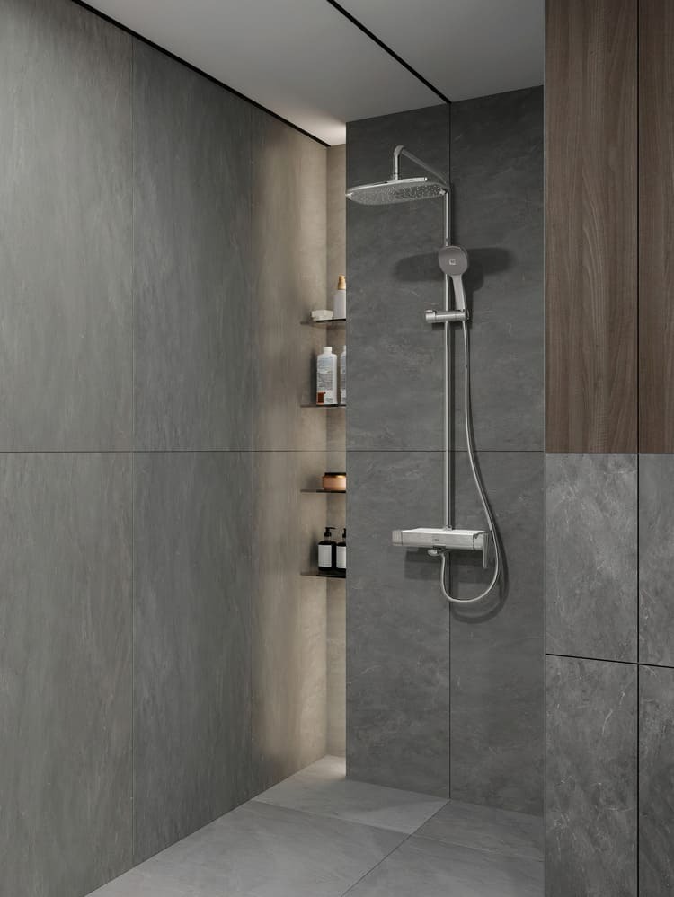 nguyen-tac-thiet-ke-phong-tam-nho-3m2-dep-rong-rai-hon-3 Phòng tắm hiện đại với vòi sen âm tường, gạch xám tối giản, kệ đựng đồ và ánh sáng trang trí.