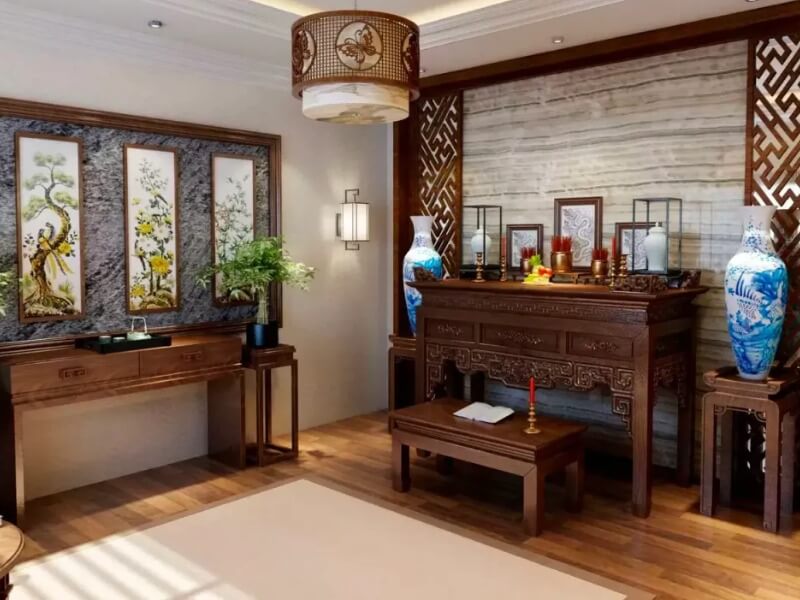 Phòng thờ truyền thống với bàn thờ gỗ và tranh treo tường, bày trí lọ hoa gốm sứ và đèn trang trí.