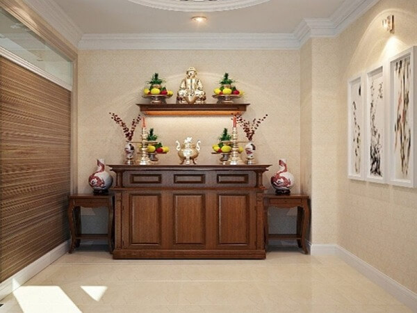 Bàn thờ gia tiên gỗ với đồ cúng và bình hoa, tạo không gian trang nghiêm truyền thống Việt Nam.