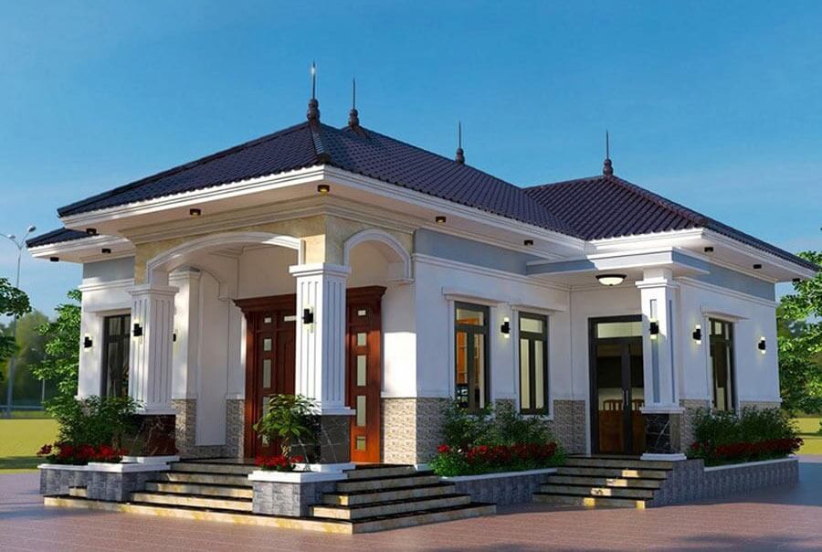 Nhà cấp 4 mái thái hiện đại với sân rộng, cửa gỗ, và cây cảnh xung quanh, tạo nên vẻ đẹp thanh lịch.