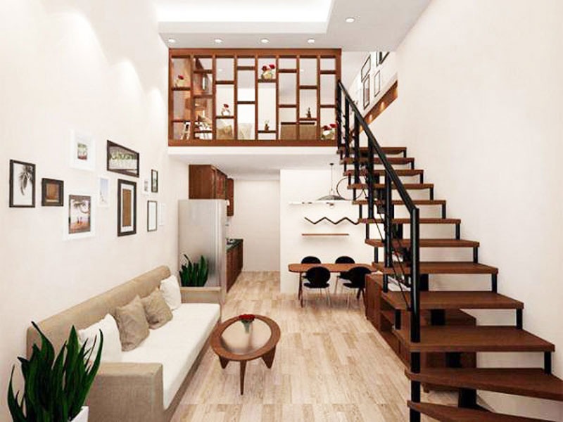 Phòng khách hiện đại với cầu thang gỗ, trang trí tấm ảnh và cây xanh, không gian thoáng.