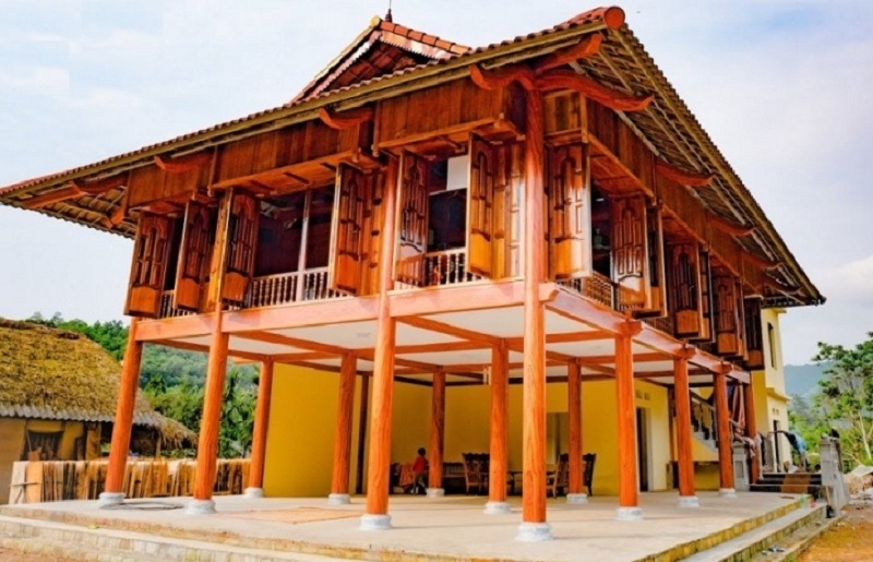 Nhà sàn truyền thống hai tầng bằng gỗ tại vùng núi, kiến trúc dân tộc độc đáo của Việt Nam.