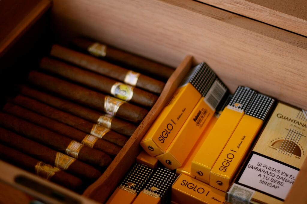 nhap-khau-xi-ga-phai-tuan-theo-quy-dinh-phap-luat-viet-nam Nhập khẩu xì gà phải tuân theo quy định pháp luật Việt Nam