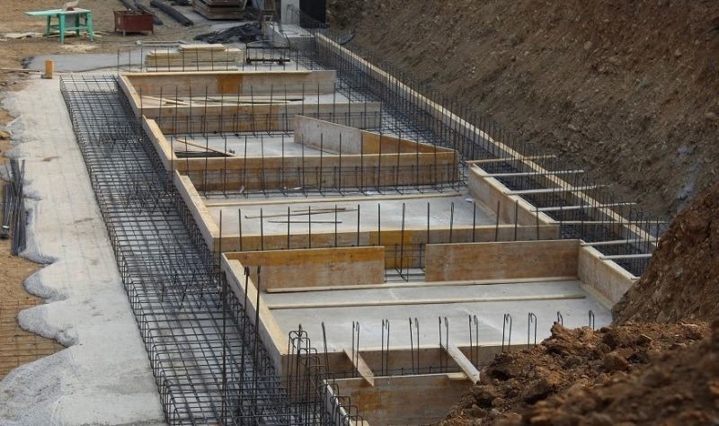 Nền móng bê tông cốt thép đang xây dựng, chuẩn bị cho dự án công trình mới.