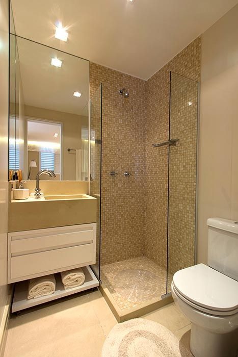 nhung-luu-y-khi-chon-thiet-bi-cho-cong-trinh-phu Phòng tắm hiện đại với buồng tắm kính, bồn rửa mặt và bồn cầu trắng sáng, thiết kế tối giản và sang trọng.