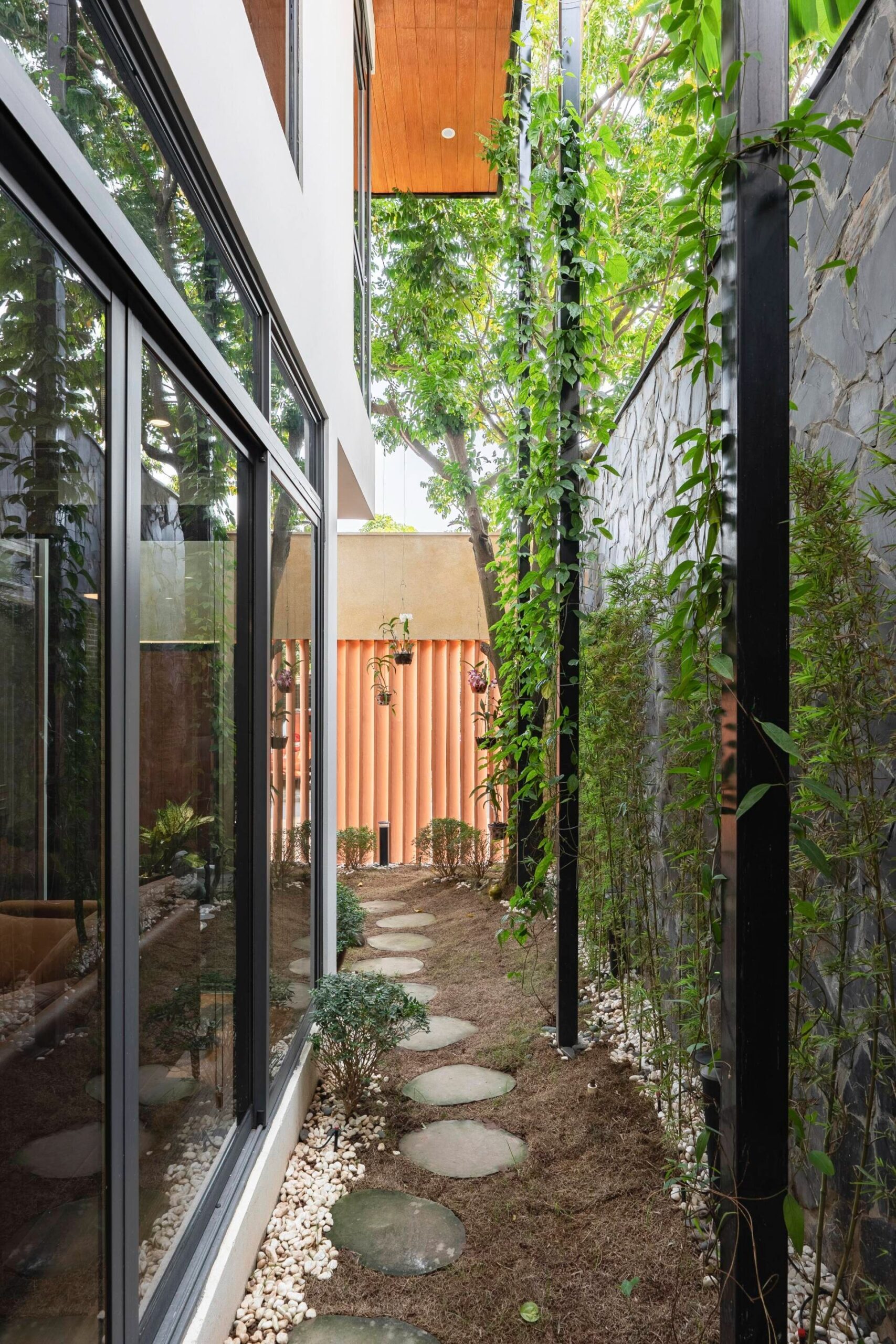 nhung-luu-y-khi-thiet-ke-loi-di-ben-hong-nha-2-scaled-1