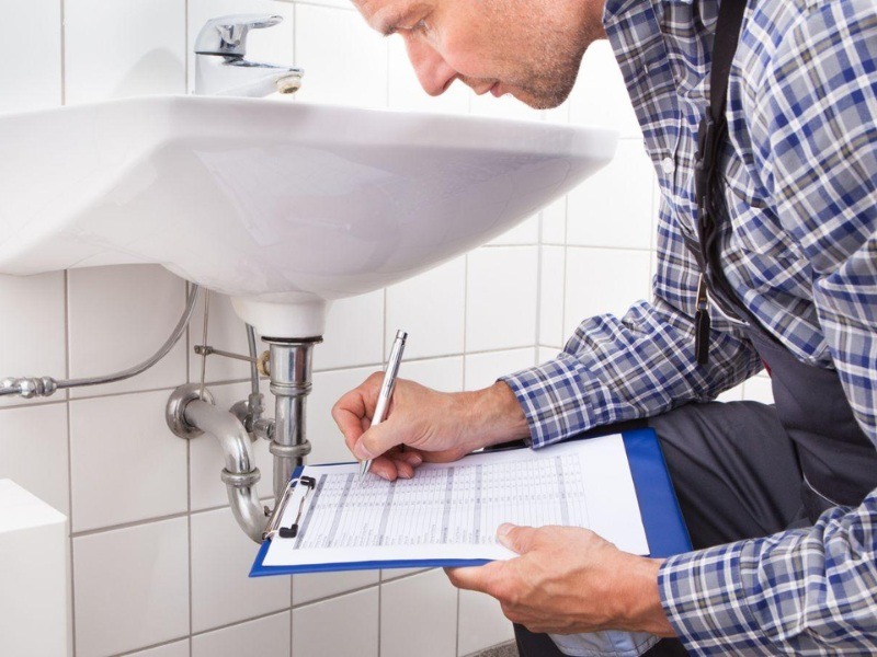 nhung-sai-lam-can-tranh-khi-chon-kich-thuoc-ong-thoat-lavabo-1 Thợ sửa ống nước kiểm tra lavabo, ghi chú trên bảng. Sửa chữa và bảo trì hệ thống nước hiệu quả.