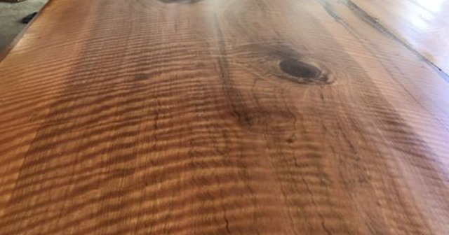 nhung-yeu-to-anh-huong-den-gia-go-lat-nam-phi Mặt bàn gỗ với vân tự nhiên, màu nâu sang trọng tạo điểm nhấn cho không gian nội thất hiện đại.