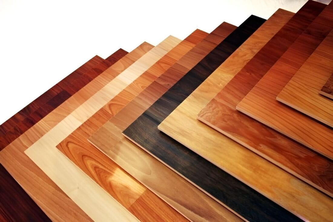 nhuoc-diem-cua-go-mdf-phu-veneer-1 Nhiều mẫu gỗ lát sàn với các sắc thái khác nhau xếp chồng, hiển thị sự đa dạng về màu sắc và kết cấu.