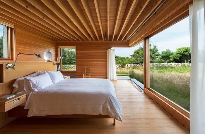 noi-that-phong-ngu-cua-homestay-khach-san-can-co-gia-ca-hop-ly Phòng ngủ gỗ rộng rãi với giường đôi lớn, cửa sổ kính cung cấp ánh sáng tự nhiên nhìn ra khung cảnh thiên nhiên xanh tươi.