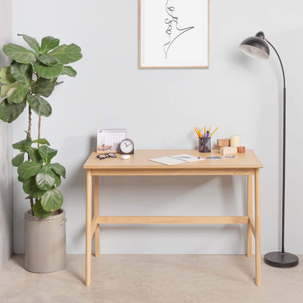 noi-that-phong-ngu-homestay-ban-lam-viec-va-ghe-1024x1024-1 Không gian làm việc tối giản với bàn gỗ, cây xanh, đèn sàn và các vật dụng văn phòng.