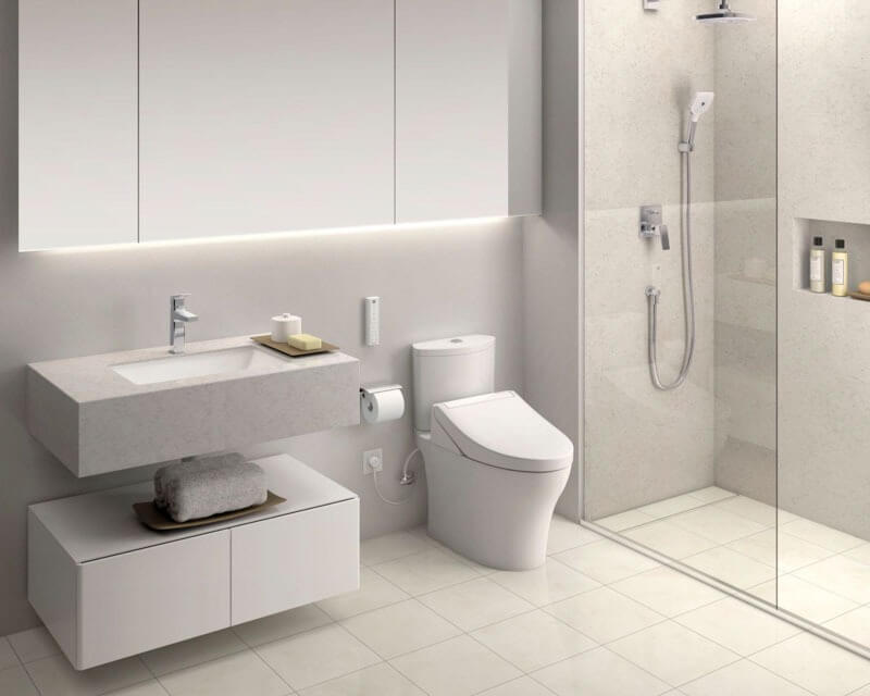 noi-that-phong-tam-6x15m Phòng tắm hiện đại với bồn cầu, bồn rửa và khu vực tắm bằng kính. Thiết kế thanh lịch, tinh tế.