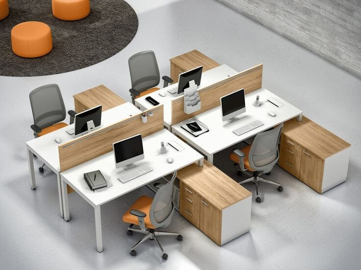 Bàn làm việc văn phòng hiện đại, ghế xoay và máy tính, không gian làm việc sáng tạo với ghế tròn màu cam.