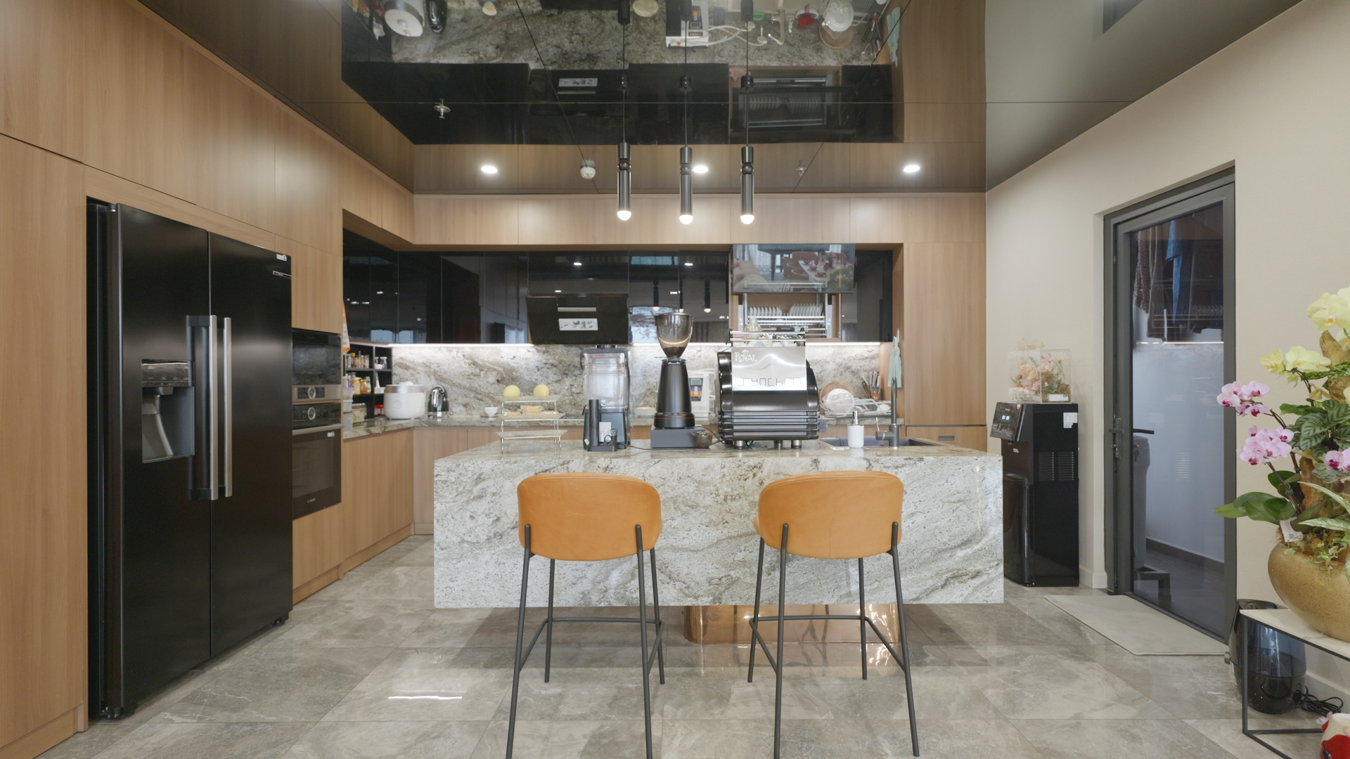 p1087682-00_03_46_08-still031