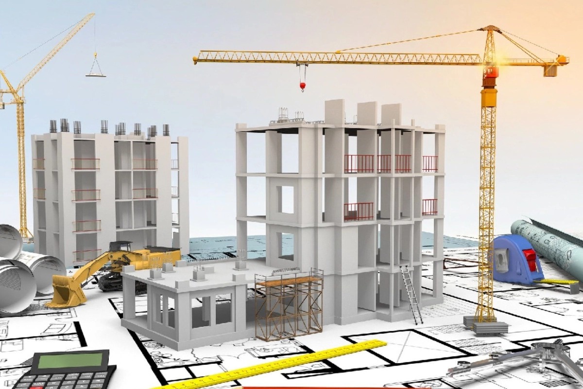 Tòa nhà đang xây dựng với cần trục, bản vẽ kiến trúc và thiết bị xây dựng trên nền trời xanh.