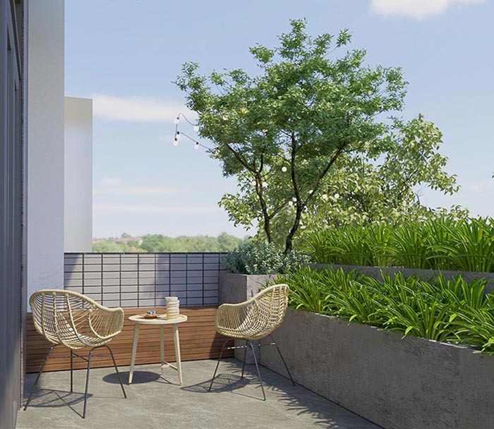 Ban công thoáng mát với ghế mây, bàn gỗ và cây xanh tạo không gian thư giãn.