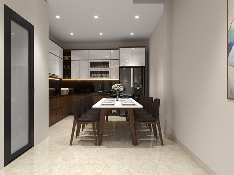 phong-bep-nha-ong-4m-10 Phòng bếp phong cách hiện đại với bàn ăn lớn, ghế nâu và tủ bếp trắng, nội thất tinh tế.