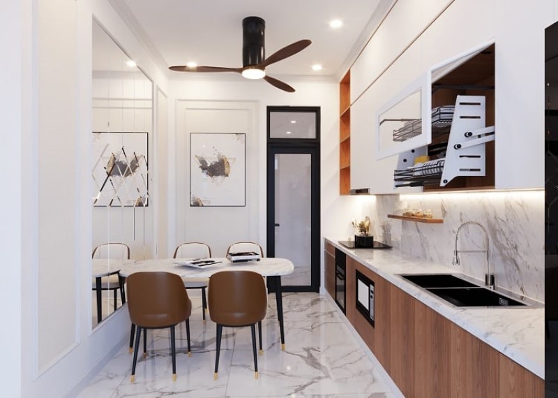 phong-bep-nha-ong-4m-2 Nhà bếp và phòng ăn hiện đại với đèn trần, bàn ăn đá cẩm thạch và nội thất gỗ cao cấp.
