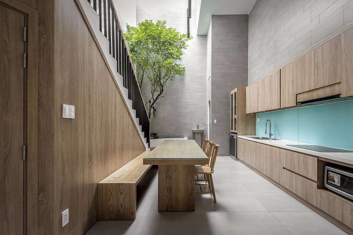 phong-bep-nha-ong-4m-6 Phòng bếp hiện đại, kết hợp hài hòa giữa gỗ và cây xanh, tạo nên sự thoải mái và thân thiện.