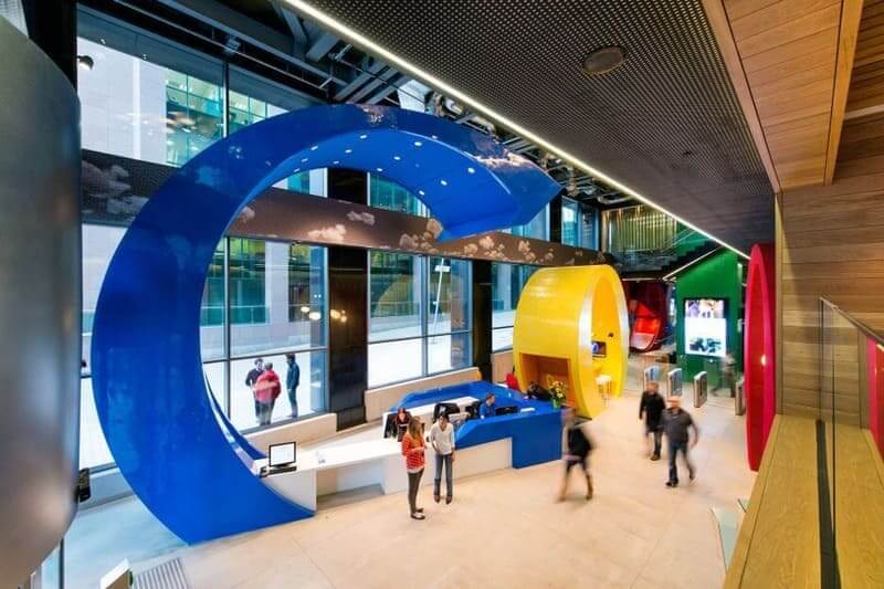 phong-cach-thiet-ke-van-phong-vui-nhon Văn phòng hiện đại với thiết kế độc đáo, nổi bật với cầu thang xoắn và màu sắc rực rỡ gây ấn tượng mạnh mẽ.