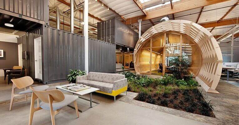 phong-cach-van-phong-eco Không gian làm việc sáng tạo với nội thất hiện đại, cây xanh và kiến trúc container.