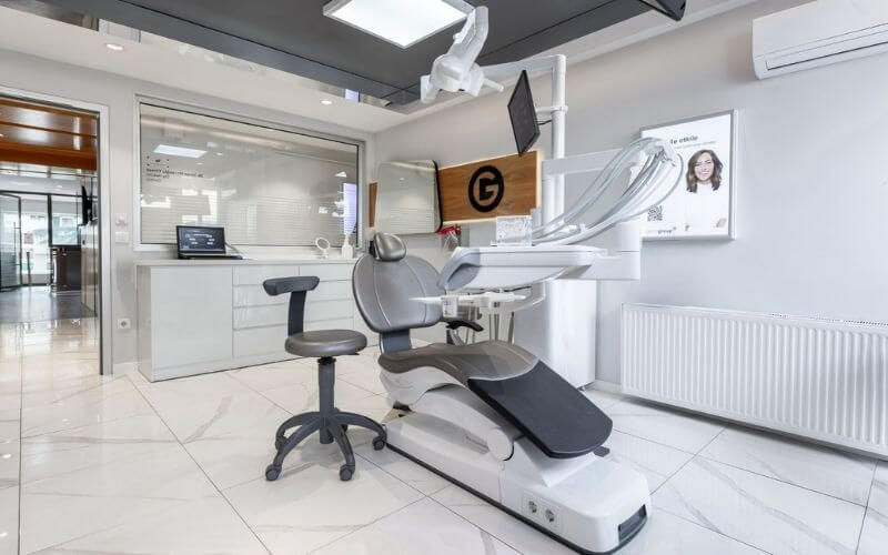 Phòng khám nha khoa hiện đại với ghế nha khoa, thiết bị tiên tiến và không gian sạch sẽ, sáng sủa.