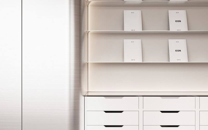 Kệ sách hiện đại với tủ màu trắng và sách xếp gọn gàng, phong cách tối giản và thanh lịch trong thiết kế nội thất.