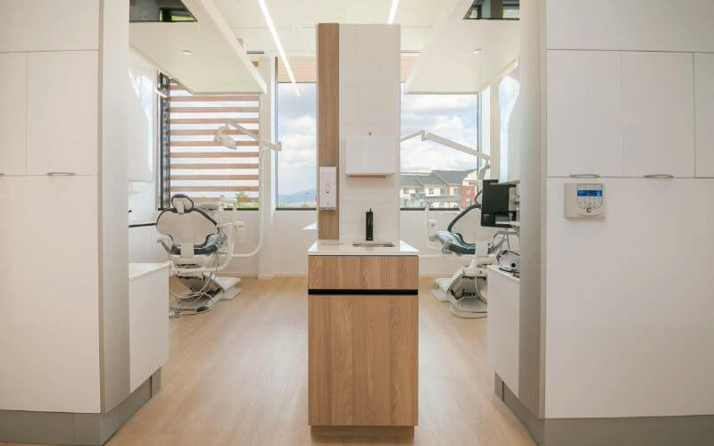 Phòng khám nha khoa hiện đại với ghế nha khoa và thiết bị tiên tiến.