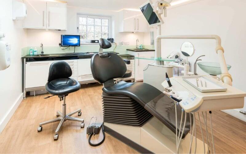 Phòng khám nha khoa hiện đại với ghế chỉnh hình và thiết bị công nghệ cao.