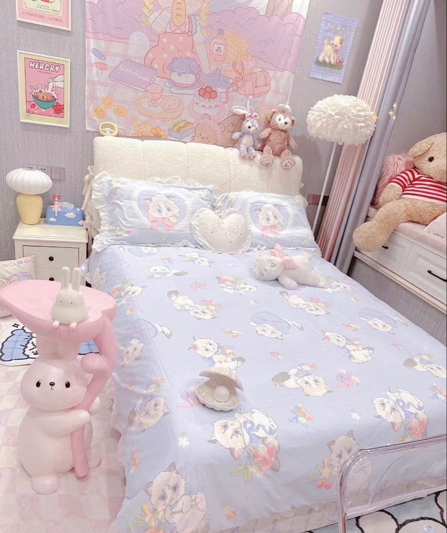 Phòng ngủ dễ thương với vỏ chăn in hình mèo, gấu bông và decor trang trí màu pastel nhẹ nhàng.